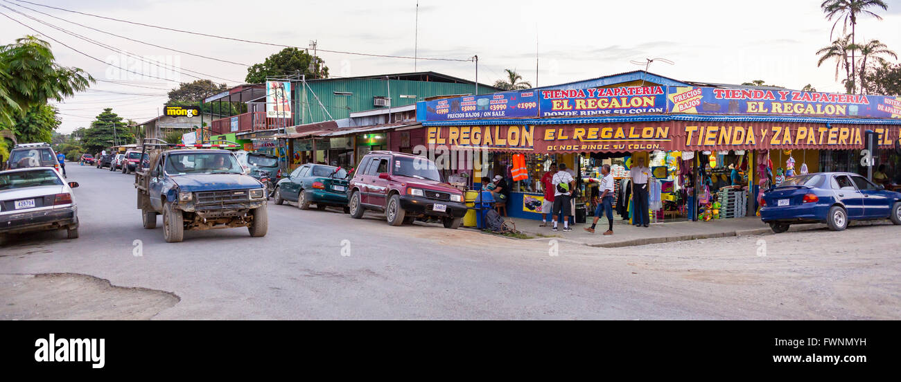 PUERTO JIMENEZ, COSTA RICA - Piccola città scena di strada con i negozi e la gente, sulla penisola di Osa. Foto Stock