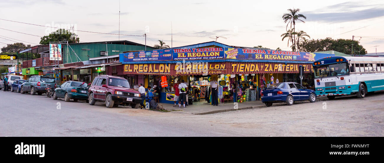 PUERTO JIMENEZ, COSTA RICA - Piccola città negozi e persone, sulla penisola di Osa. Foto Stock