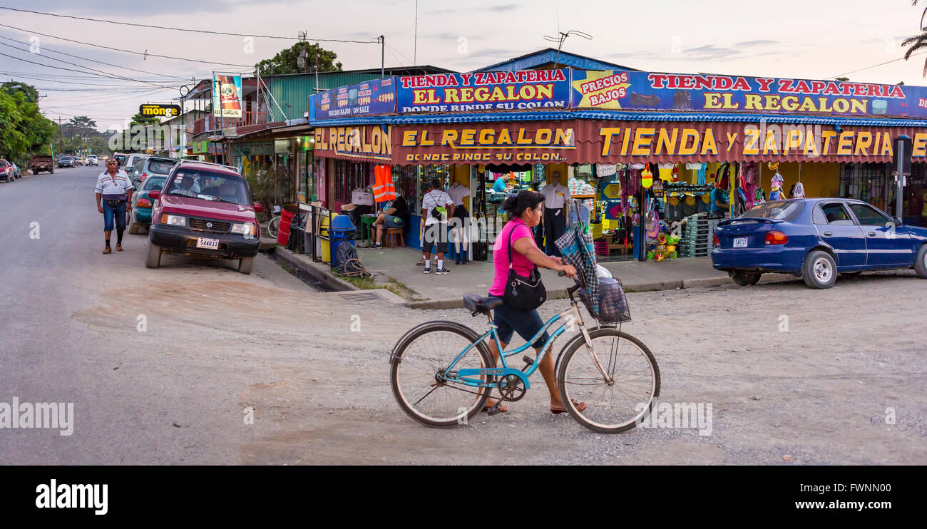 PUERTO JIMENEZ, COSTA RICA - Piccola città i negozi e la gente, sulla penisola di Osa. Foto Stock