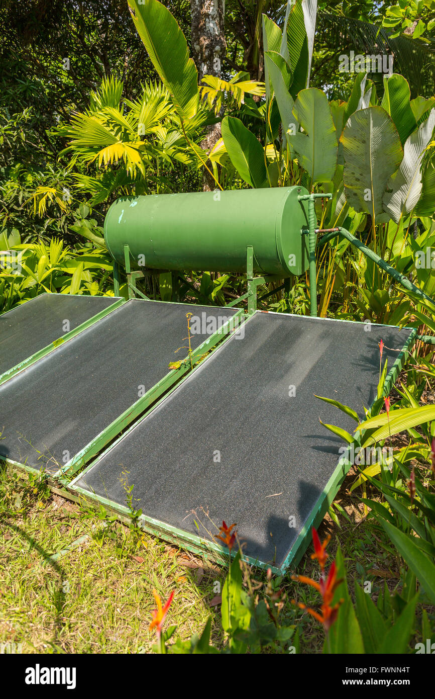 Penisola di OSA, COSTA RICA - Acqua Calda Solare Riscaldatore in eco-lodge, nella foresta pluviale. Foto Stock