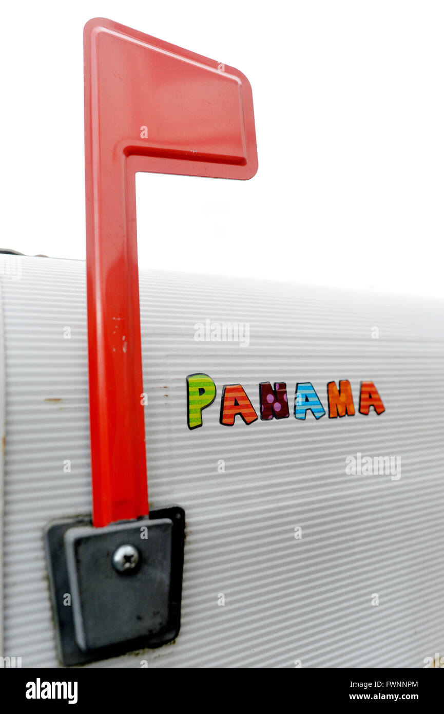 Illustrazione - La parola "Panama" è scritto con adesivi su una cassetta postale, in Germania, città di Osterode, 06. Aprile 2016. Foto: Frank può Foto Stock