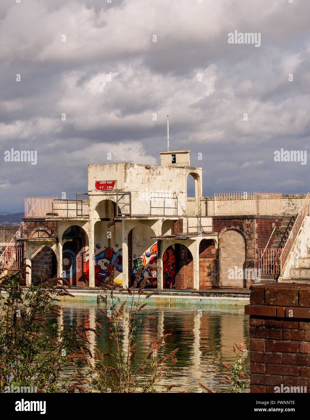 Grange-over-Sands, Cumbria, Regno Unito. 5 aprile 2016. Una rara vista interna del 1930 Il Grade ii Listed è un edificio di Grange-over-Sands Lido, a Grange-over-Sands, Cumbria, Regno Unito Foto Stock