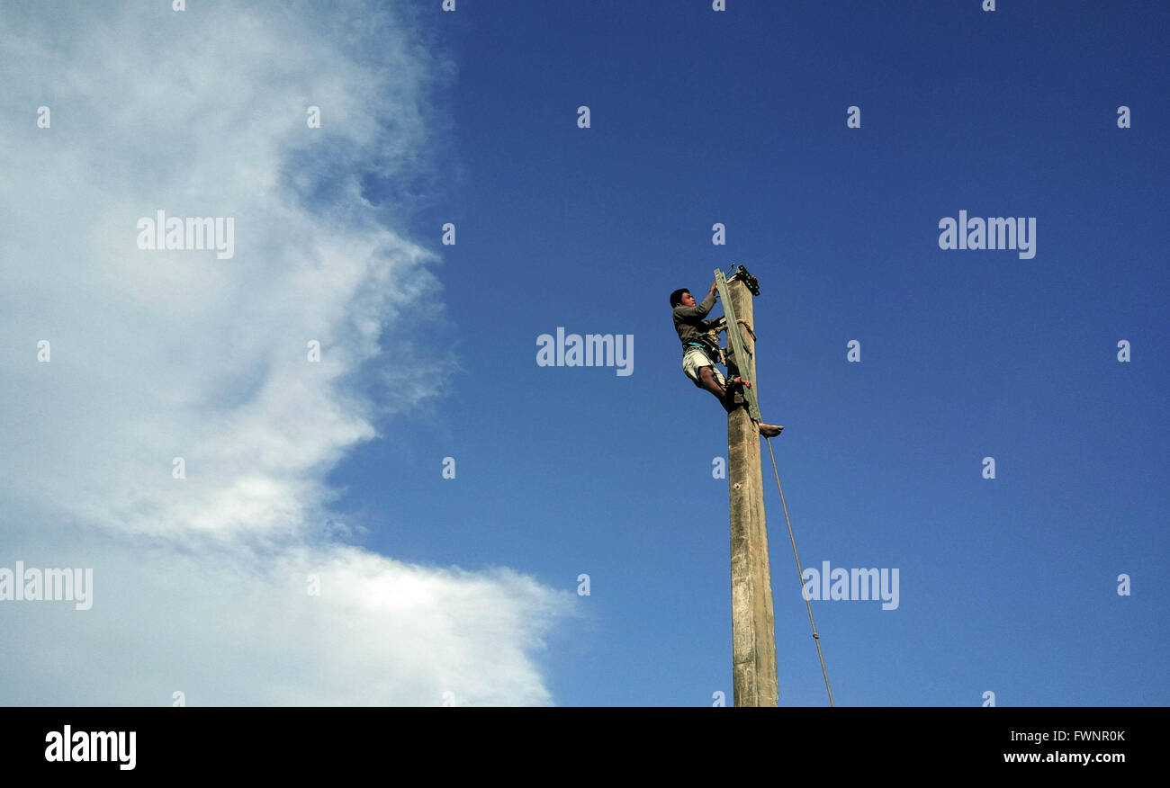 Lalitpur, Nepal. 6 apr, 2016. Un lavoratore Imposta conduttori elettrici su un nuovo polo di calcestruzzo a Khokana villaggio in Lalitpur, Nepal, il 6 aprile 2016. © Sunil Sharma/Xinhua/Alamy Live News Foto Stock