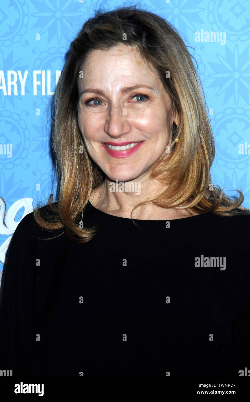 Edie Falco alla premiere di HBO Documentario "Niente Left Unsaid: Gloria Vanderbilt & Anderson Cooper' alla Tate Warner Center. New York, 04 Aprile 2016/picture alliance Foto Stock