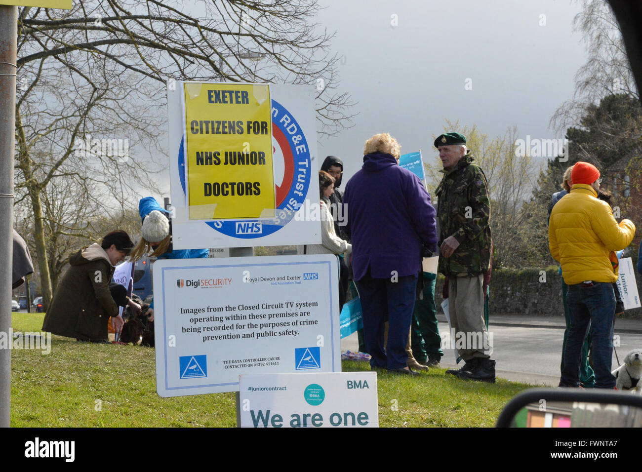 Exeter Devon, Regno Unito. 6 Aprile, 2016. Exeter i medici in sciopero - Royal Devon e Exeter Hospital, RDE- Mercoledì 6 aprile 2016 Credit: @camerafirm/Alamy Live News Foto Stock