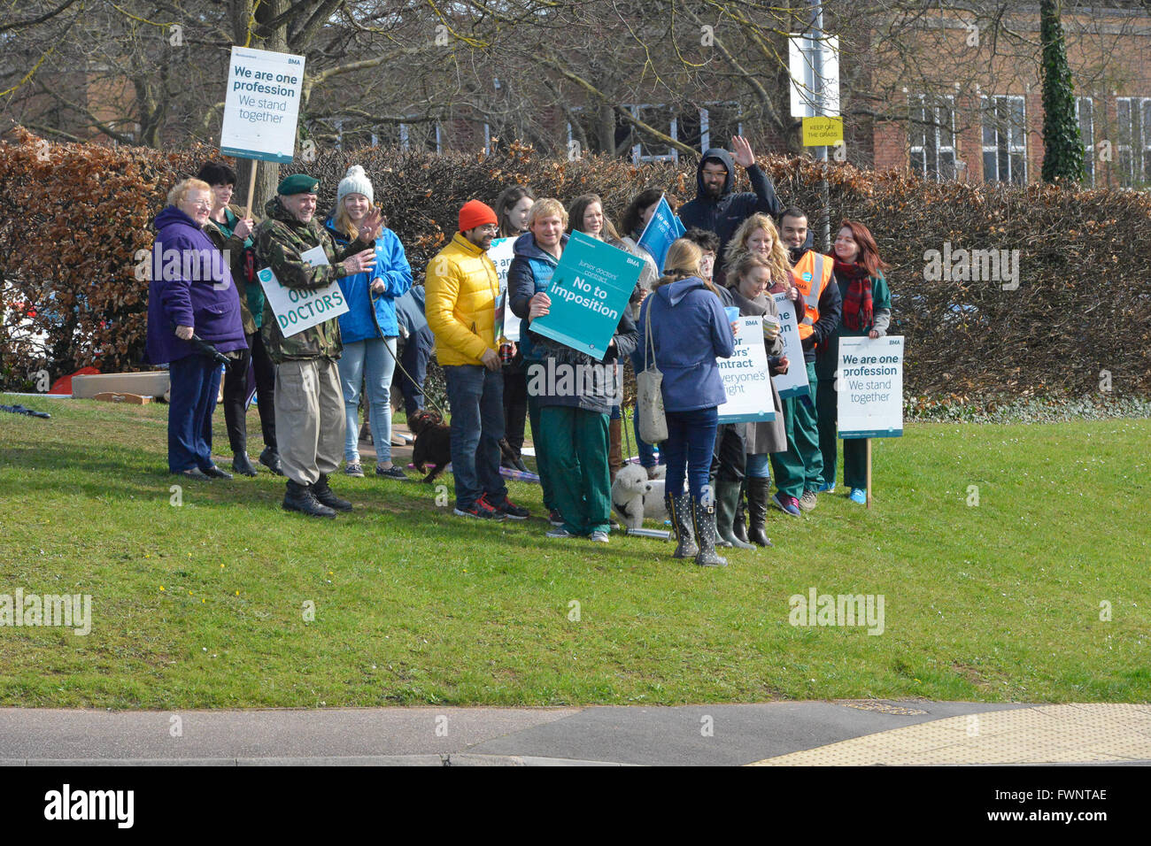 Exeter Devon, Regno Unito. 6 Aprile, 2016. Exeter i medici in sciopero - Royal Devon e Exeter Hospital, RDE- Mercoledì 6 aprile 2016 Credit: @camerafirm/Alamy Live News Foto Stock