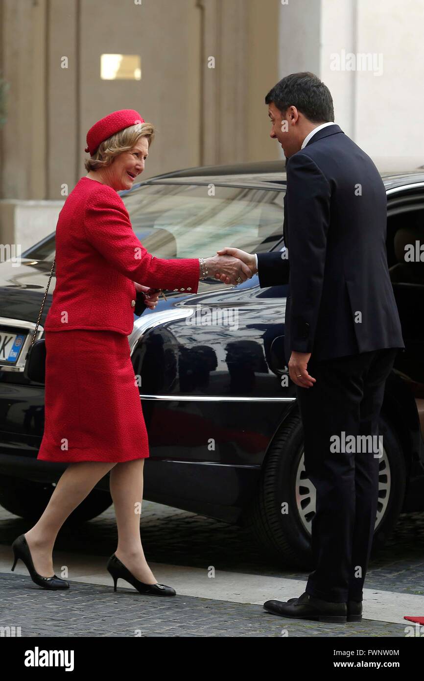 Roma, Italia. Il 6 aprile 2016. Il re Harald e la regina Sonja di Norvegia arrivo. Credito: Insidefoto/Alamy Live News Foto Stock