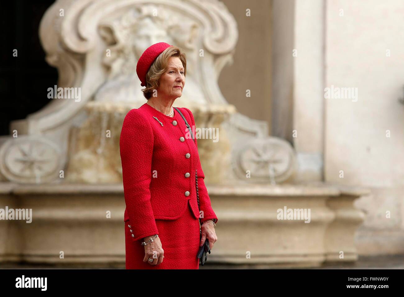 Roma, Italia. Il 6 aprile 2016. Il re Harald e la regina Sonja di Norvegia arrivo. Credito: Insidefoto/Alamy Live News Foto Stock