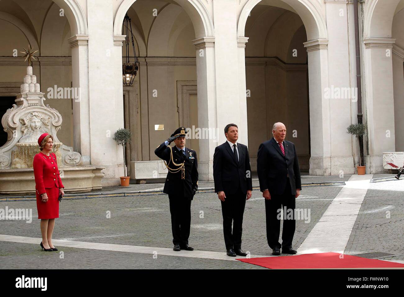 Roma, Italia. Il 6 aprile 2016. Il re Harald e la regina Sonja di Norvegia arrivo. Credito: Insidefoto/Alamy Live News Foto Stock