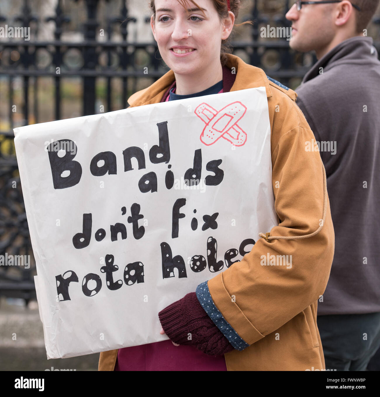 Londra, Regno Unito. Il 6 aprile 2016. Junior medico banner a protestare Credito: Ian Davidson/Alamy Live News Foto Stock