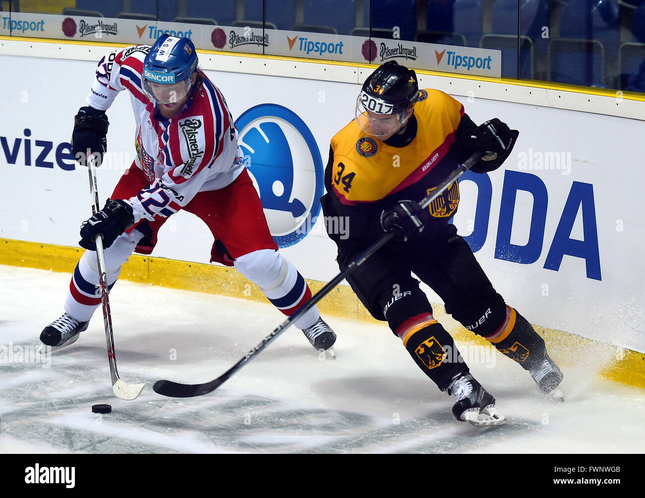 Lukas Kaspar di Repubblica Ceca, sinistra e Benedikt Kohl in Germania in azione durante l'Euro Hockey Challenge match Repubblica Ceca vs Germania a Usti nad Labem, Repubblica Ceca, Aprile 6, 2016. (CTK foto/Libor Zavoral) Foto Stock