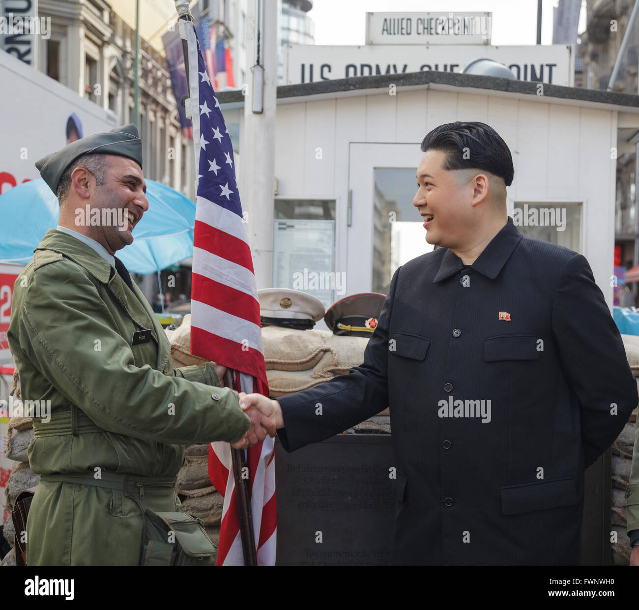 Berlino, Germania. Il 6 aprile 2016. Kim Jong Onu impersonator, Howard X da Hong Kong, ha visitato Berlino, visitare i principali siti di interesse turistico per la sorpresa di turisti e gente del posto. Howard è stato visitato la Germania alla pellicola un annuncio pubblicitario per il popolare tedesco TV spettacolo 'Schlag den stella" con il comico Elton. Qui per fare amici con americano "Pattuglia di Confine' al Checkpoint Charlie Credito: Julie Woodhouse/Alamy Live News. Modello di rilascio disponibili per Howard X Foto Stock
