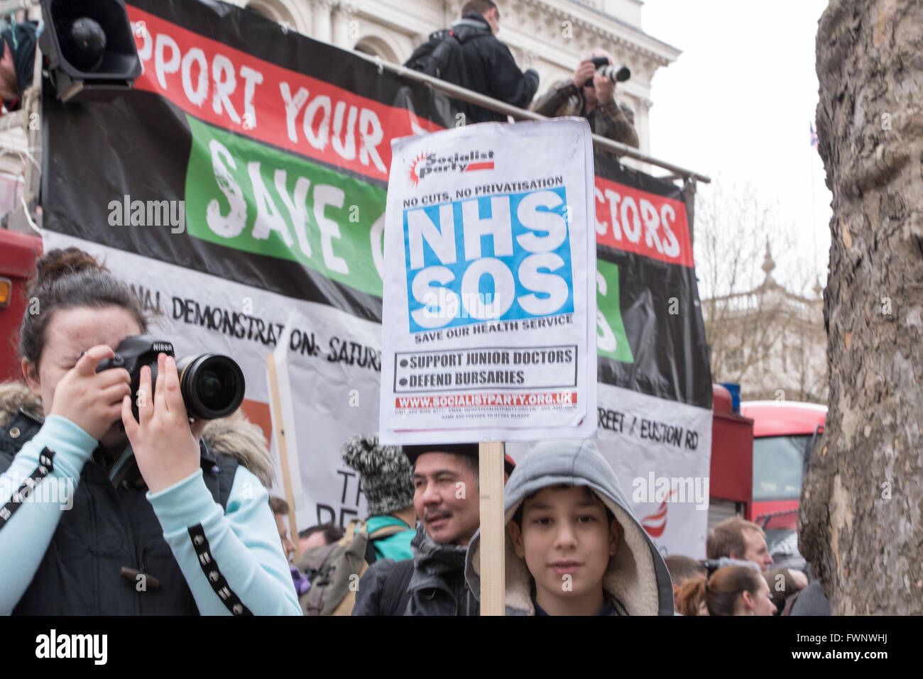 Londra, Regno Unito. Il 6 aprile 2016. Medici e altri manifestanti fuori casa di Richmond, il quartier generale del Dipartimento della Salute Credito: Ian Davidson/Alamy Live News Foto Stock