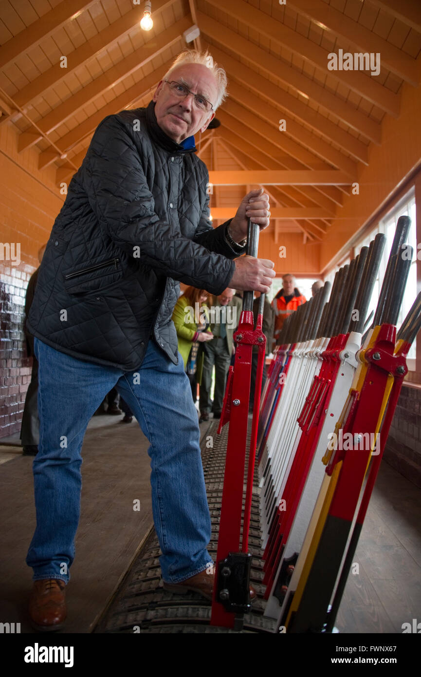 Station Road, Broadway, Worcestershire, Regno Unito. 6 Aprile, 2016. Una nuova casella segnale costruito a Broadway per un originale Great Western Railway design è in via di completamento lungo con la stazione edifici nelle vicinanze. Il Gloucester Warwickshire società ferroviarie (GWRS) spera di raggiungere Broadway da Cheltenham Racecourse entro i prossimi due anni. Il presidente dell'GWRS, Pete Waterman ha contribuito a lanciare una nuova emissione di azioni per attrarre investimenti per finanziare il completamento dell'estensione ed è visto qui operando uno dei segnali nel nuovo Boradway casella Segnale il 6 aprile 2016. Credito: Fraser Pithie/Alamy Live News Foto Stock