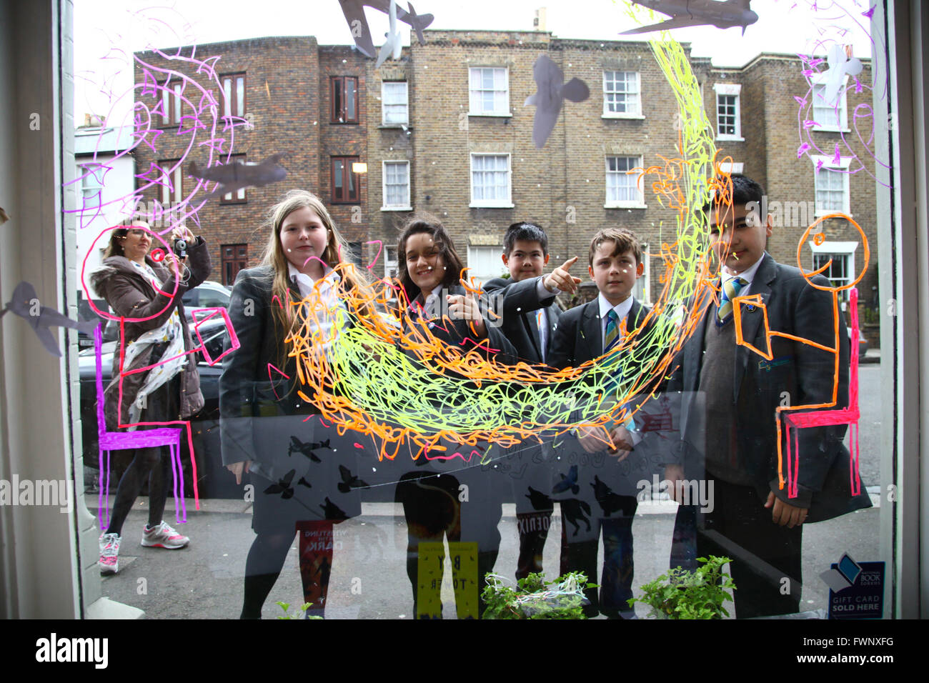 Londra, Regno Unito. 6 Aprile, 2016. Anno 7 alunni di Heartland High School in legno verde, a nord di Londra creare una visualizzazione alla carta sottaceto Bookshop per promuovere Haringey libro per bambini Award che avrà luogo lunedì 18 aprile 2016 con sfondi dai venti scuole (anno da 5 a 7) di votare per il loro libro preferito. Credito: Dinendra Haria/Alamy Live News Foto Stock