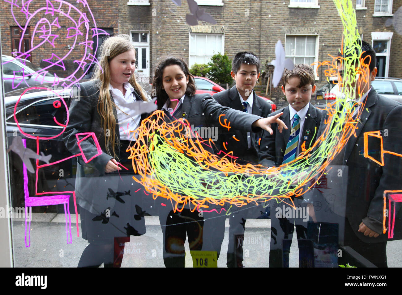 Londra, Regno Unito. 6 Aprile, 2016. Anno 7 alunni di Heartland High School in legno verde, a nord di Londra creare una visualizzazione alla carta sottaceto Bookshop per promuovere Haringey libro per bambini Award che avrà luogo lunedì 18 aprile 2016 con sfondi dai venti scuole (anno da 5 a 7) di votare per il loro libro preferito. Credito: Dinendra Haria/Alamy Live News Foto Stock