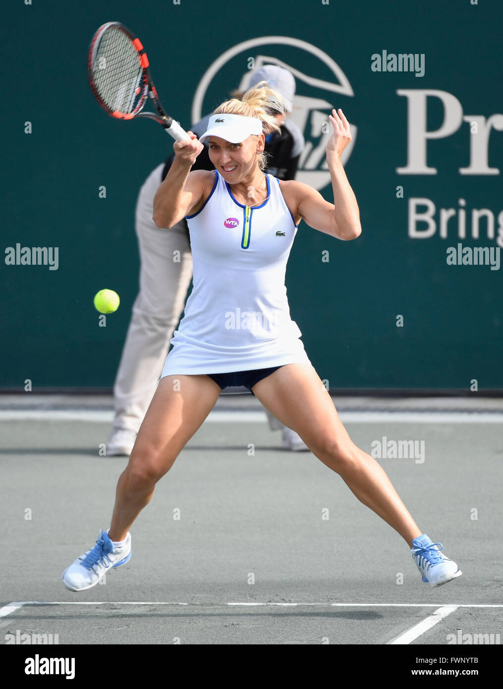 Charleston, Carolina del Sud, Stati Uniti d'America. 6 apr, 2016. Elena Vesnina (RUS) sconfisse Belinda Bencic (SUI) presso l'auto Volvo Open essendo giocato al Family Circle Tennis Center di Charleston, Carolina del Sud. Credito: Leslie Billman/Tennisclix/Cal Sport Media/Alamy Live News Foto Stock