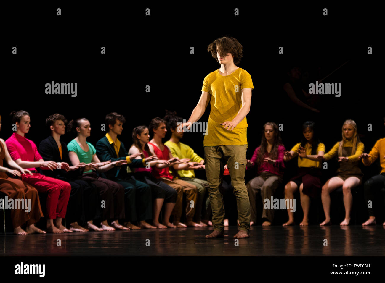 Londra 6 Aprile 2016 - National Youth Dance Company / Michael Keegan-Dolan presente in - Nocentes a Sadler's Wells Theatre. Credito: Danilo Moroni/Alamy Live News Foto Stock