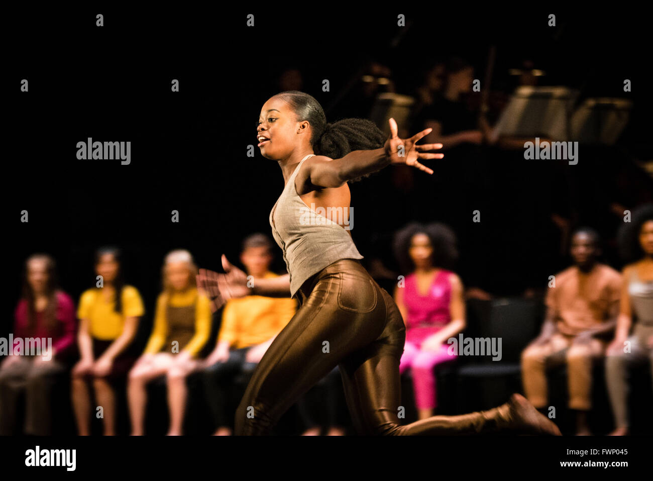 Londra 6 Aprile 2016 - National Youth Dance Company / Michael Keegan-Dolan presente in - Nocentes a Sadler's Wells Theatre. Credito: Danilo Moroni/Alamy Live News Foto Stock