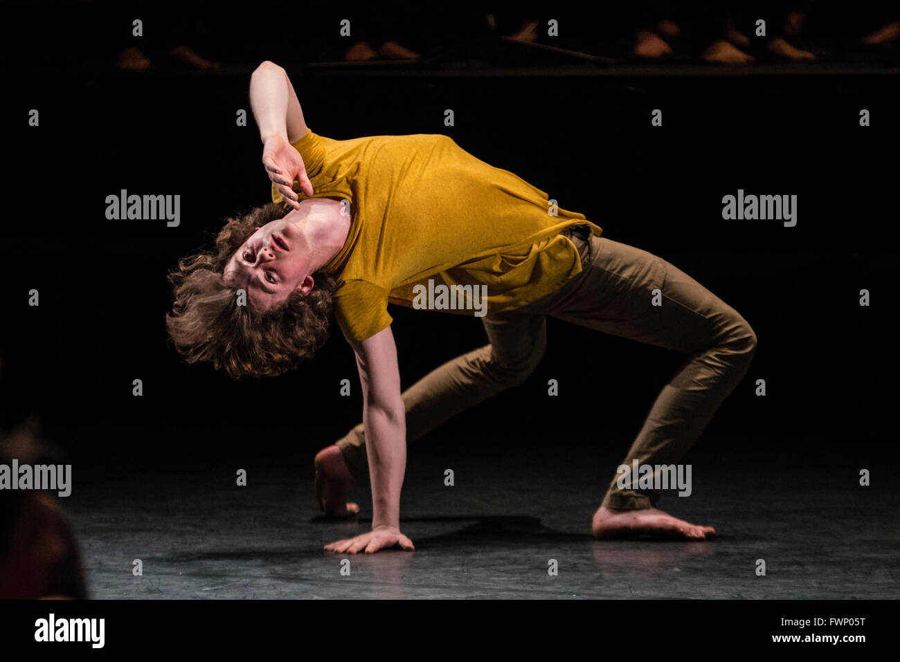 Londra 6 Aprile 2016 - National Youth Dance Company / Michael Keegan-Dolan presente in - Nocentes a Sadler's Wells Theatre. Credito: Danilo Moroni/Alamy Live News Foto Stock