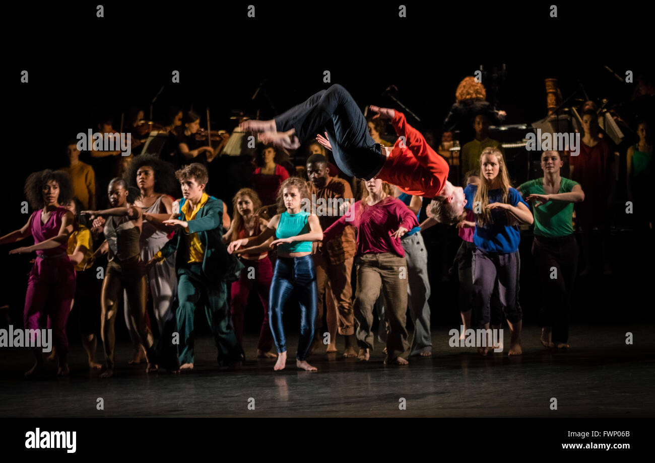 Londra 6 Aprile 2016 - National Youth Dance Company / Michael Keegan-Dolan presente in - Nocentes a Sadler's Wells Theatre. Credito: Danilo Moroni/Alamy Live News Foto Stock