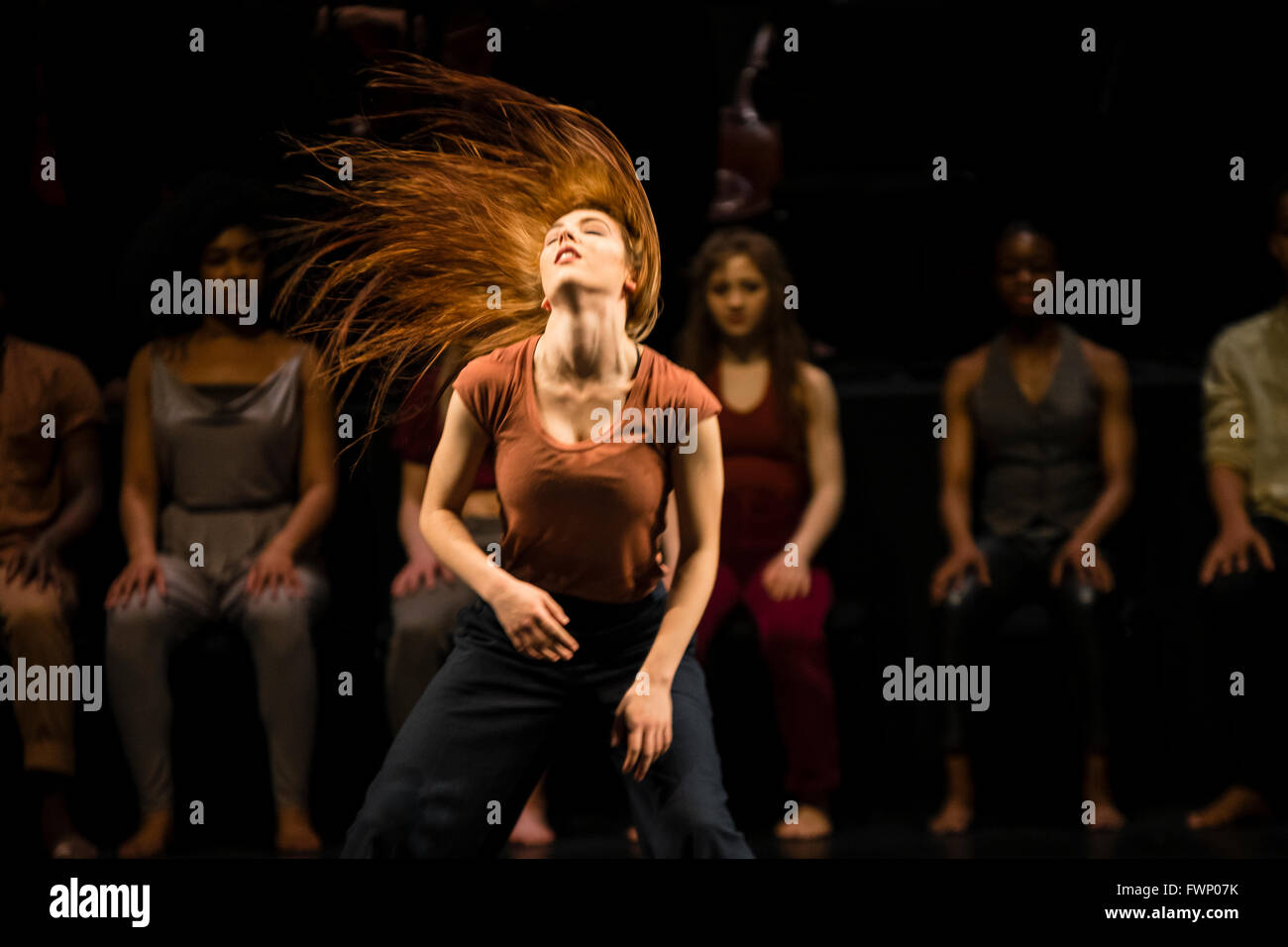 Londra 6 Aprile 2016 - National Youth Dance Company / Michael Keegan-Dolan presente in - Nocentes a Sadler's Wells Theatre. Credito: Danilo Moroni/Alamy Live News Foto Stock