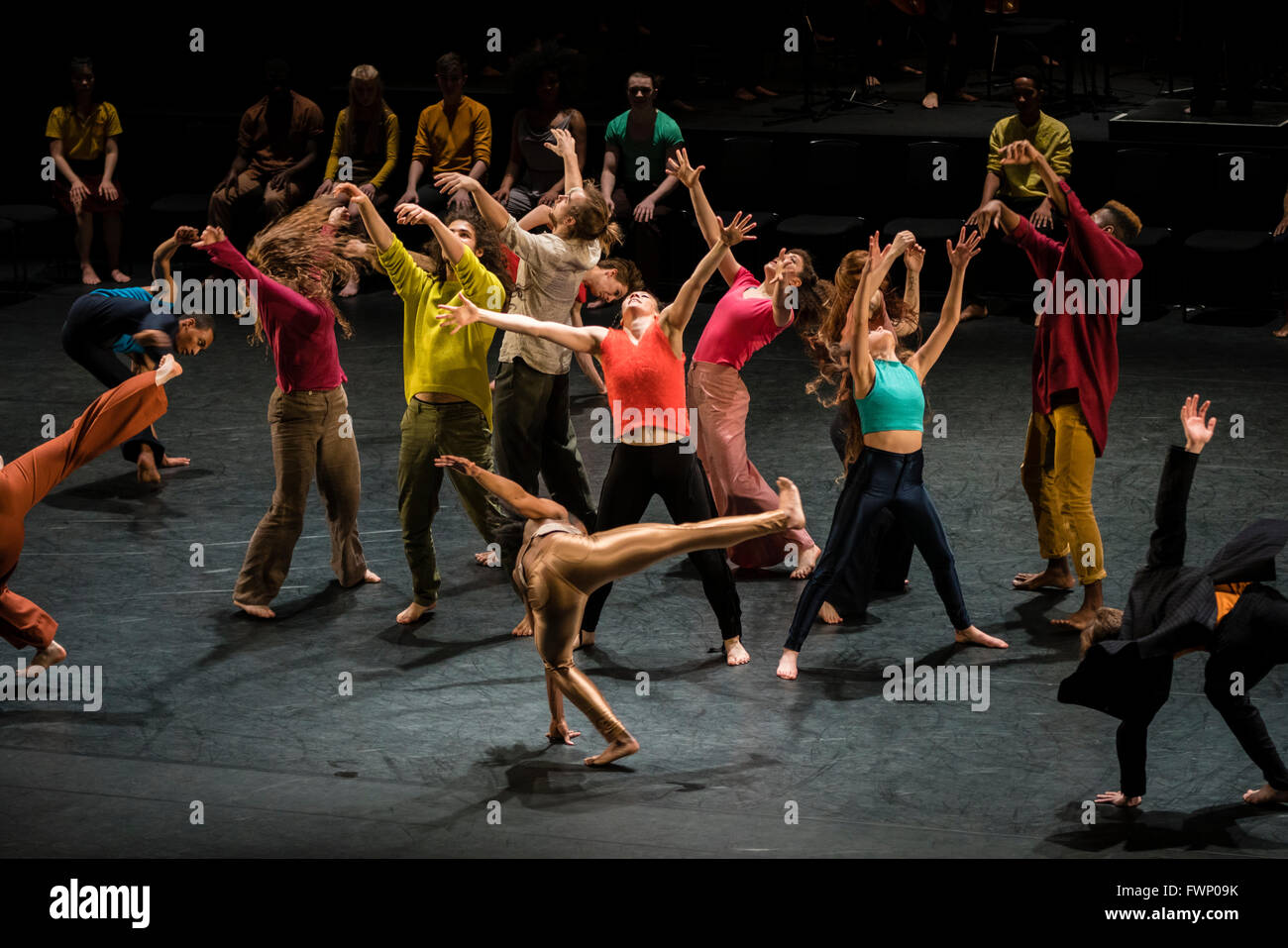 Londra 6 Aprile 2016 - National Youth Dance Company / Michael Keegan-Dolan presente in - Nocentes a Sadler's Wells Theatre. Credito: Danilo Moroni/Alamy Live News Foto Stock