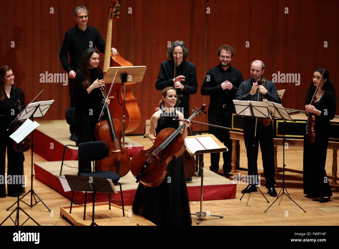 Heidelberg, Germania. 6 apr, 2016. Violoncellista argentino di francese e russo discesa Sol Gabetta saluta il pubblico dopo la sua performance in Kongresshaus Stadthalle Heidelberg durante la Heidelberger Fruehling festival in Heidelberg, Germania, il 6 aprile 2016. La Heidelberger Fruehling festival si svolge dal 2 Aprile al 30 aprile. © Luo Huanhuan/Xinhua/Alamy Live News Foto Stock