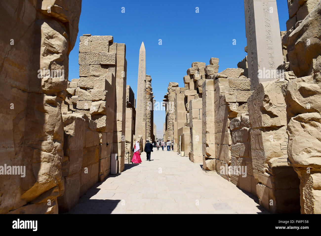 Luxor. 31 Mar, 2016. I turisti visita Tempio di Karnak a Luxor, Egitto il 31 marzo 2016. Tempio di Karnak comprende un vasto mix di templi cariati, pilastri, statue e altri edifici. © Zhao Dingzhe/Xinhua/Alamy Live News Foto Stock