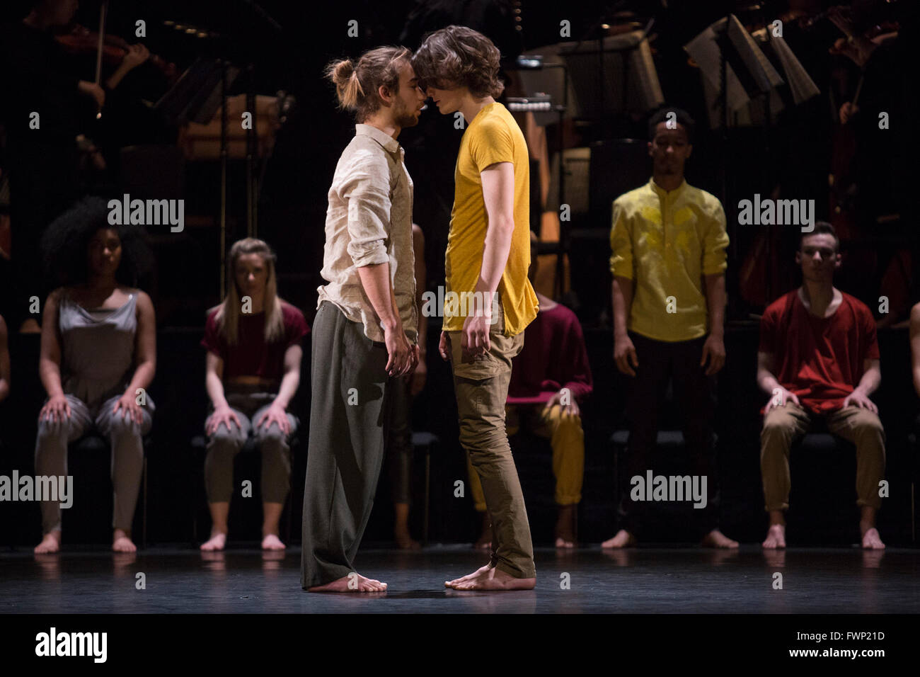 Londra, Regno Unito. Il 6 aprile 2016. Chris Hicks e Jackson Shallcross-Platt. Prova generale del National Youth Dance Company's Premiere mondiale di In - Nocentes, il nuovo lavoro di Sadler's Wells associare artista Michael Keegan-Dolan. 42 i giovani danzatori provenienti da NYDC eseguire per Max Richter le re-Composizione delle Quattro Stagioni di Vivaldi, eseguita dal vivo da Southbank Sinfonia. Le prestazioni si svolgerà il 7 aprile 2016 a: Sadler's Wells Theatre. Credito: Immagini vibranti/Alamy Live News Foto Stock