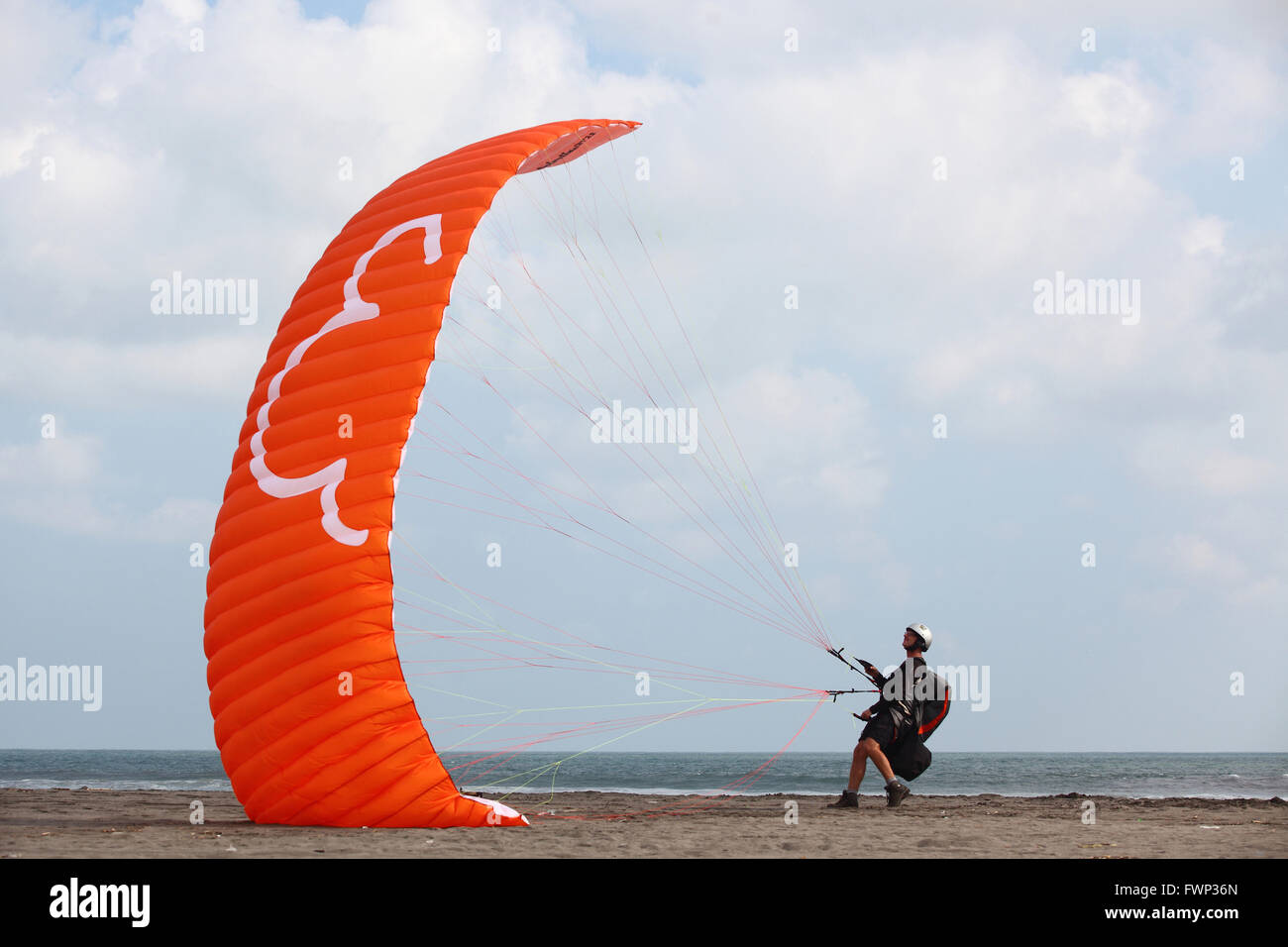 Yogyakarta, Indonesia. 27 Mar, 2016. Para alianti pratica prima che il concorso durante Jogja Air Show a Bantul, Indonesia.Questo evento annuale è detenuto dal governo locale di Bantul regency e attira i partecipanti provenienti dalla Thailandia, Malaysia, Philipiines, Australia e Corea del Sud. © Fadli Suandi Riau/images/Pacific Press/Alamy Live News Foto Stock