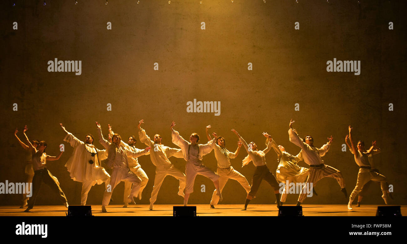 Il Taipei Taiwan. 7 apr, 2016. Ballerini eseguono la danza moderna 'SUN' durante una prova della conferenza stampa di Taipei, Taiwan, 7 aprile 2016. La danza è stata creata dal coreografo Hofesh Shechter e sarebbe dimostrare a Taipei dal 8 Aprile al 10. Credito: Wu Ching-teng/Xinhua/Alamy Live News Foto Stock