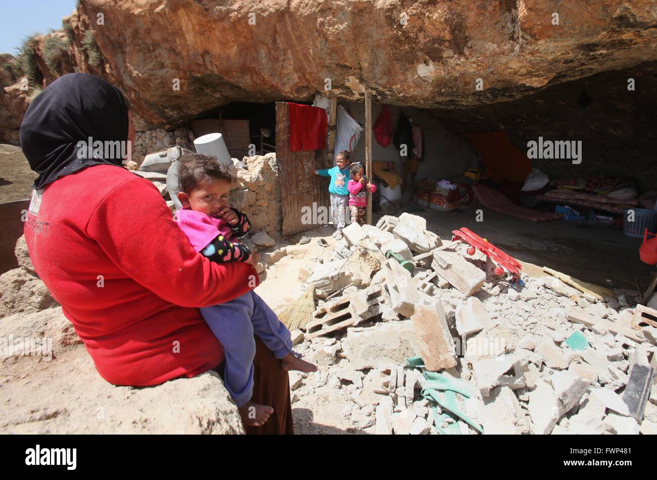 Nablus, West Bank, Territorio palestinese. 7 apr, 2016. Palestinesi ispezionare le macerie di una casa che è stata abbattuta dai bulldozer israeliani in Cisgiordania villaggio di Khirbet Tana, a sud est di Nablus 07 aprile 2016. Khirbet Tana consiste in un Israeliano-dichiarato di addestramento militare in zona, nota come un ''zona cottura, ' che i gruppi di diritti dire Israele intende completamente allegato Credito: Nedal Eshtayah APA/images/ZUMA filo/Alamy Live News Foto Stock