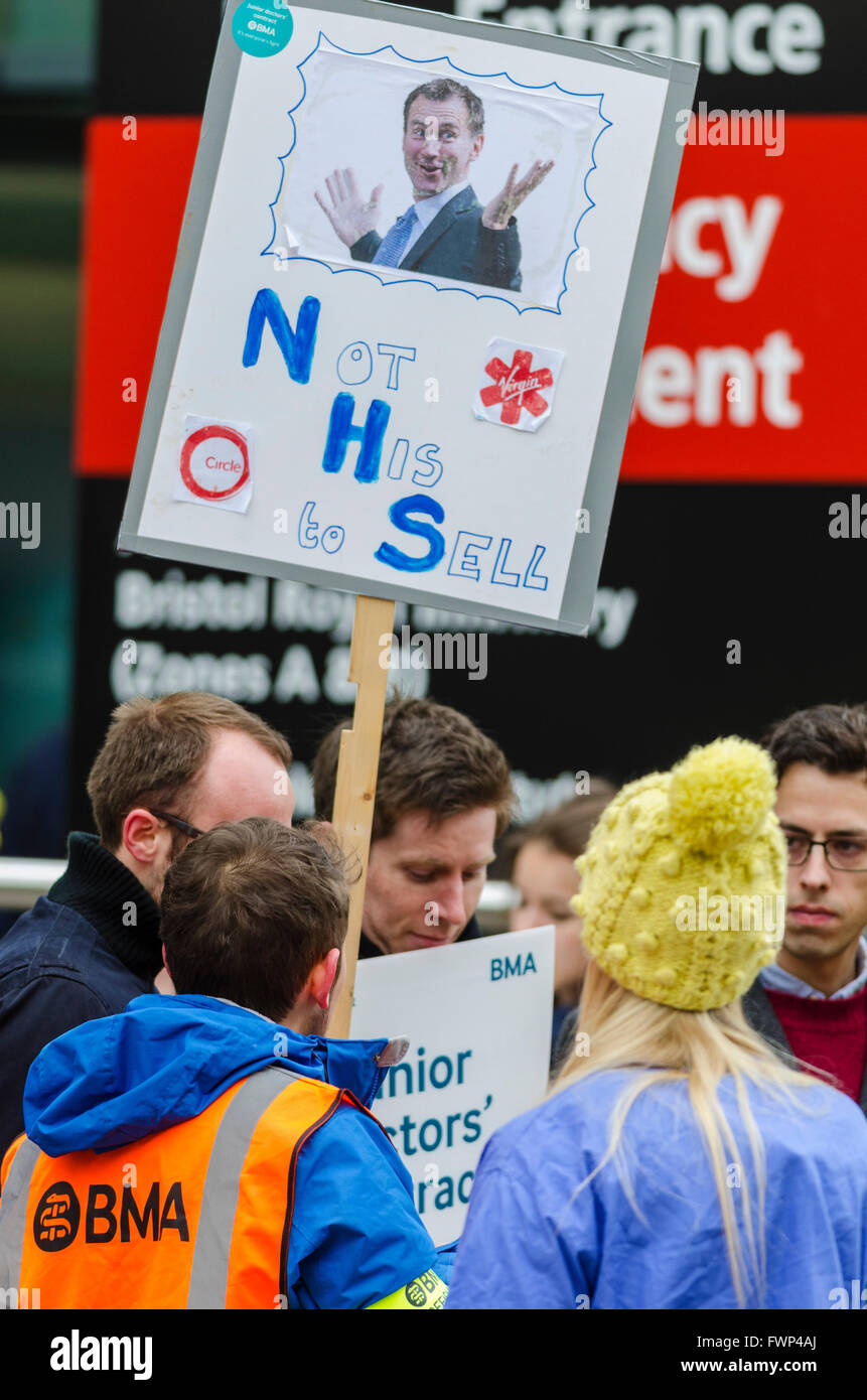 Bristol, Regno Unito. 7 Aprile, 2016. Manifestanti per i medici in formazione sciopero presso la BRI e Southmead ospedali di Bristol la mattina del 7 aprile 2016 Credit: Michael Gibson/Alamy Live News Foto Stock
