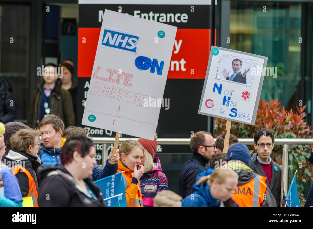 Bristol, Regno Unito. 7 Aprile, 2016. Manifestanti per i medici in formazione sciopero presso la BRI e Southmead ospedali di Bristol la mattina del 7 aprile 2016 Credit: Michael Gibson/Alamy Live News Foto Stock