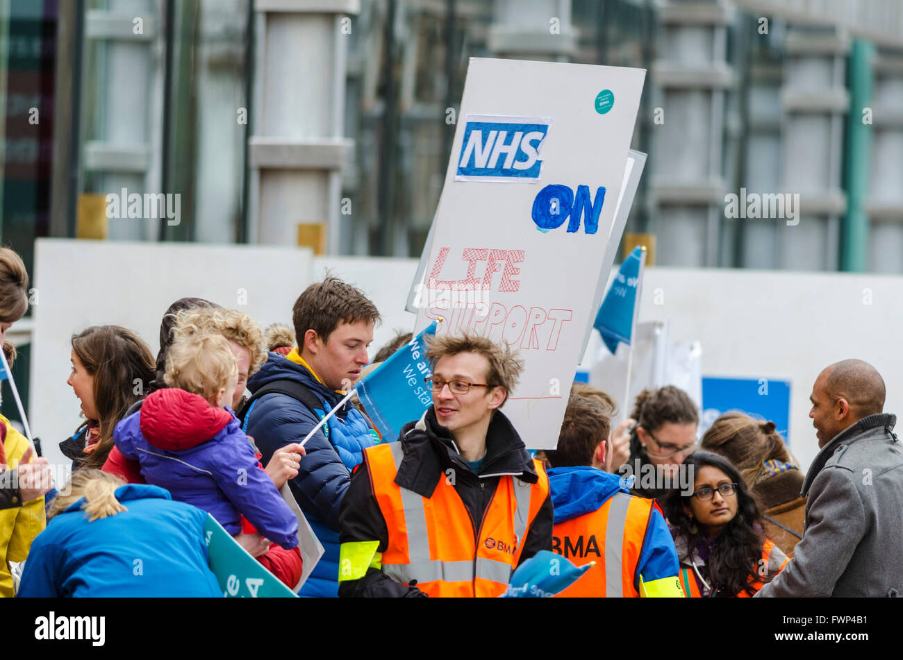 Bristol, Regno Unito. 7 Aprile, 2016. Manifestanti per i medici in formazione sciopero presso la BRI e Southmead ospedali di Bristol la mattina del 7 aprile 2016 Credit: Michael Gibson/Alamy Live News Foto Stock