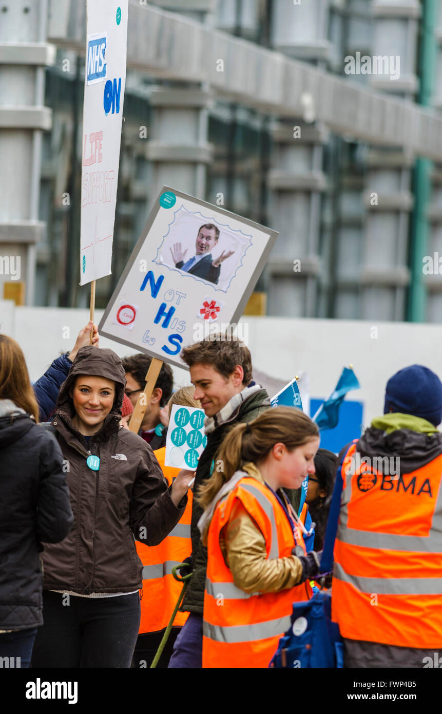 Bristol, Regno Unito. 7 Aprile, 2016. Manifestanti per i medici in formazione sciopero presso la BRI e Southmead ospedali di Bristol la mattina del 7 aprile 2016 Credit: Michael Gibson/Alamy Live News Foto Stock