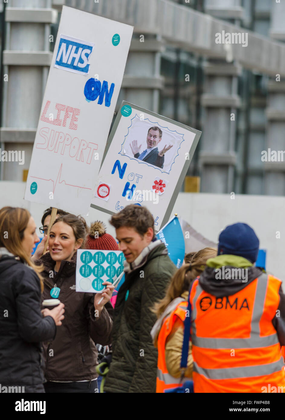 Bristol, Regno Unito. 7 Aprile, 2016. Manifestanti per i medici in formazione sciopero presso la BRI e Southmead ospedali di Bristol la mattina del 7 aprile 2016 Credit: Michael Gibson/Alamy Live News Foto Stock