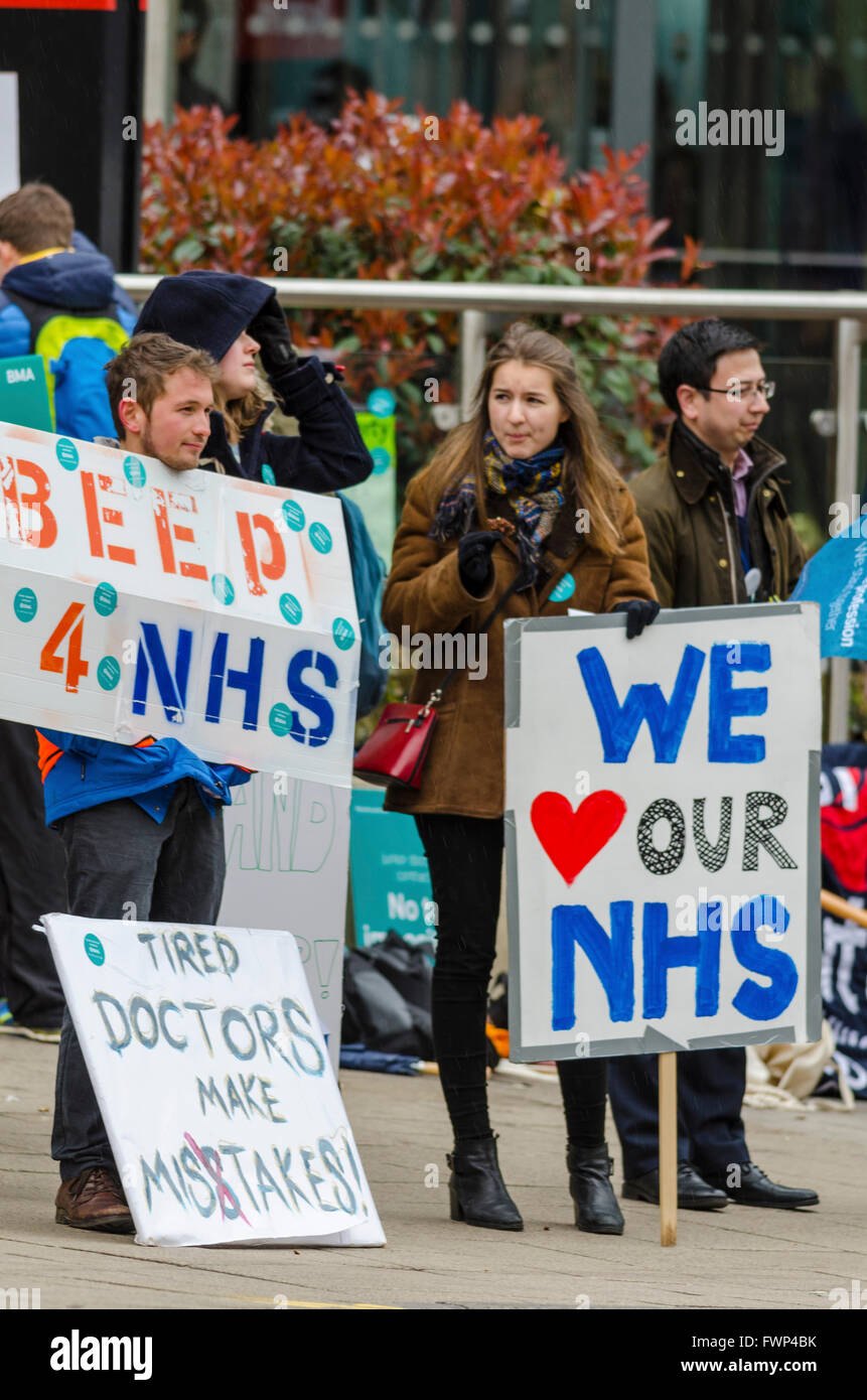 Bristol, Regno Unito. 7 Aprile, 2016. Manifestanti per i medici in formazione sciopero presso la BRI e Southmead ospedali di Bristol la mattina del 7 aprile 2016 Credit: Michael Gibson/Alamy Live News Foto Stock