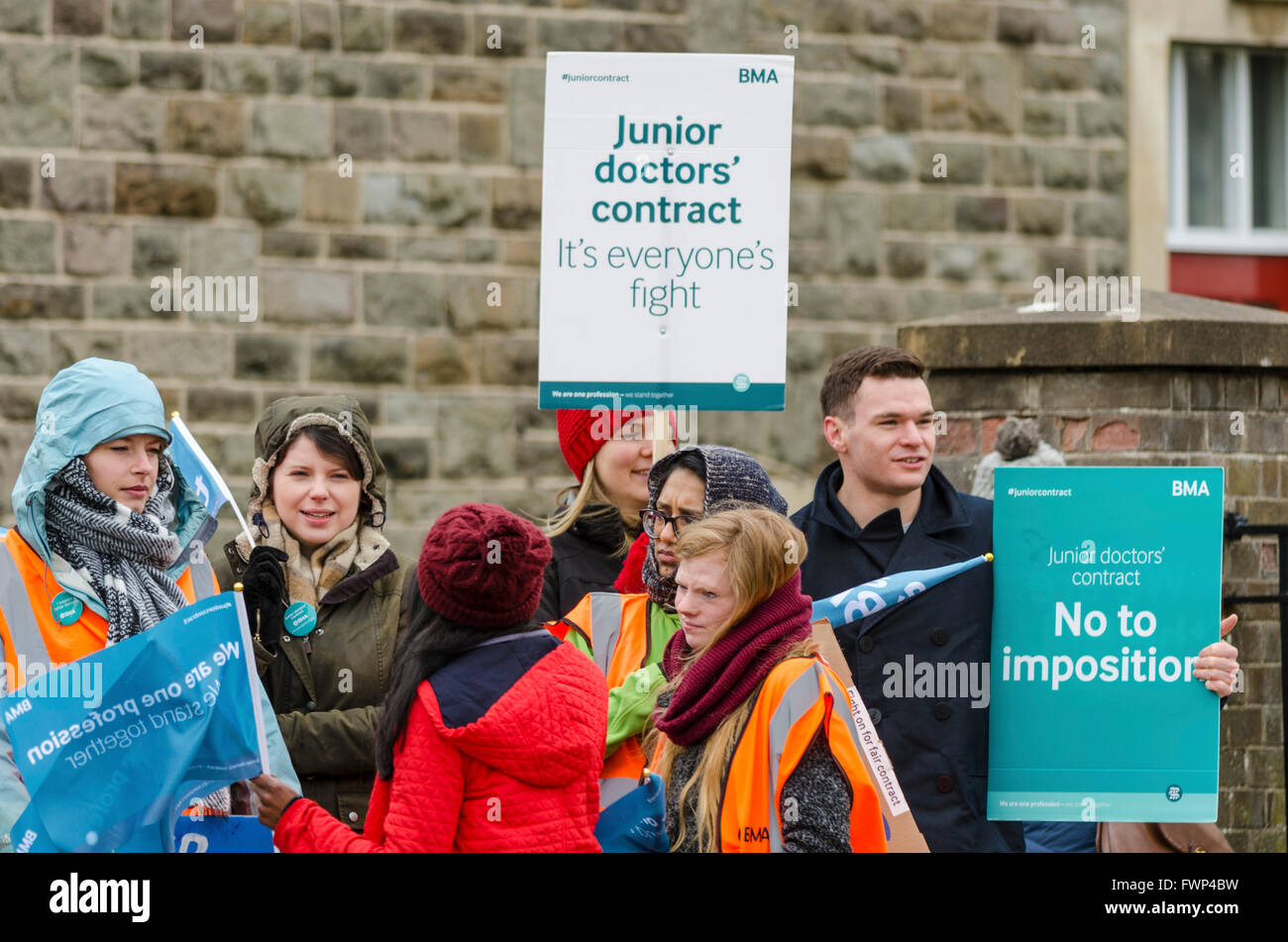 Bristol, Regno Unito. 7 Aprile, 2016. Manifestanti per i medici in formazione sciopero presso la BRI e Southmead ospedali di Bristol la mattina del 7 aprile 2016 Credit: Michael Gibson/Alamy Live News Foto Stock
