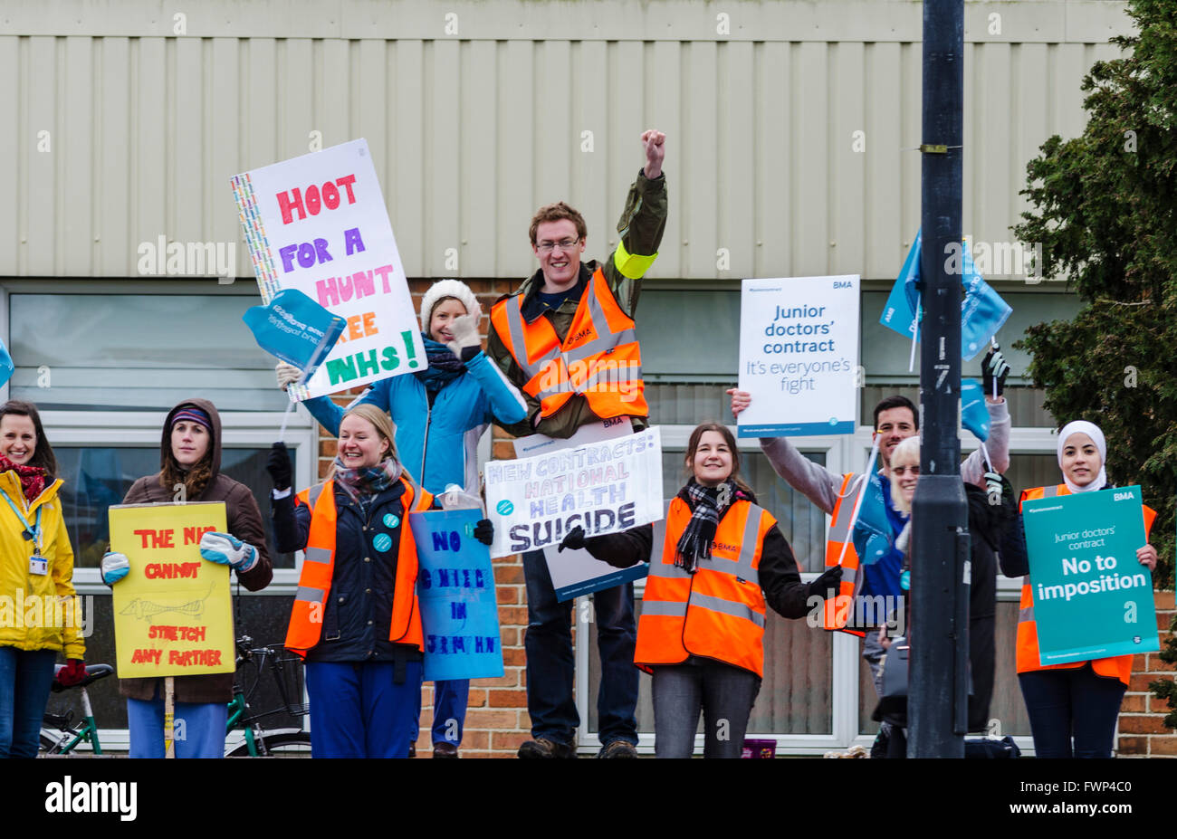 Bristol, Regno Unito. 7 Aprile, 2016. Manifestanti per i medici in formazione sciopero presso la BRI e Southmead ospedali di Bristol la mattina del 7 aprile 2016 Credit: Michael Gibson/Alamy Live News Foto Stock