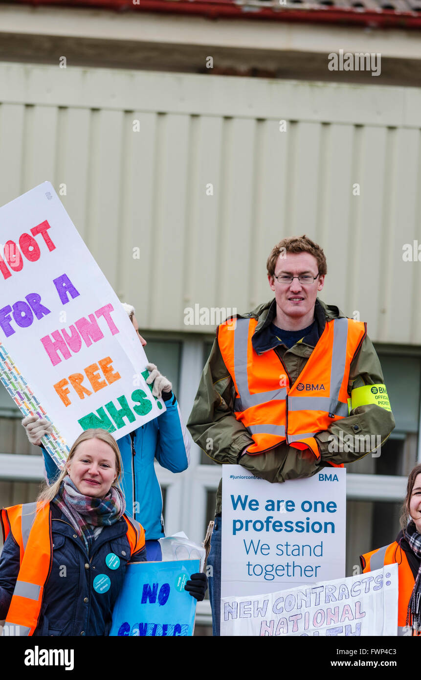 Bristol, Regno Unito. 7 Aprile, 2016. Manifestanti per i medici in formazione sciopero presso la BRI e Southmead ospedali di Bristol la mattina del 7 aprile 2016 Credit: Michael Gibson/Alamy Live News Foto Stock