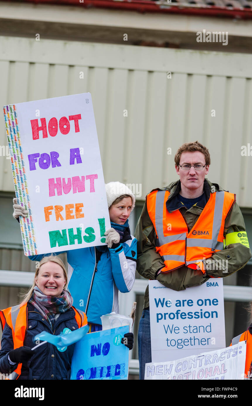Bristol, Regno Unito. 7 Aprile, 2016. Manifestanti per i medici in formazione sciopero presso la BRI e Southmead ospedali di Bristol la mattina del 7 aprile 2016 Credit: Michael Gibson/Alamy Live News Foto Stock