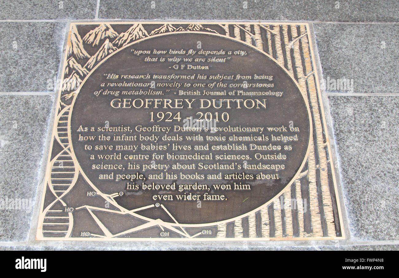 Dundee, Tayside, Scozia, Regno Unito, 7 aprile 2016. Martedì 6 Aprile Dundee City Council privatamente svelata 9 placche di bronzo impostato nell'area lastricata di Slessor quadrato lungo la scoperta a piedi nel cuore della città sul lungomare del progetto di sviluppo in Dundee. Essa celebra i contributi di Dundee persone che hanno contribuito alla scienza e alla società in un modo altamente visibile e permanente. Credito: Dundee fotografico / Alamy Live News Foto Stock