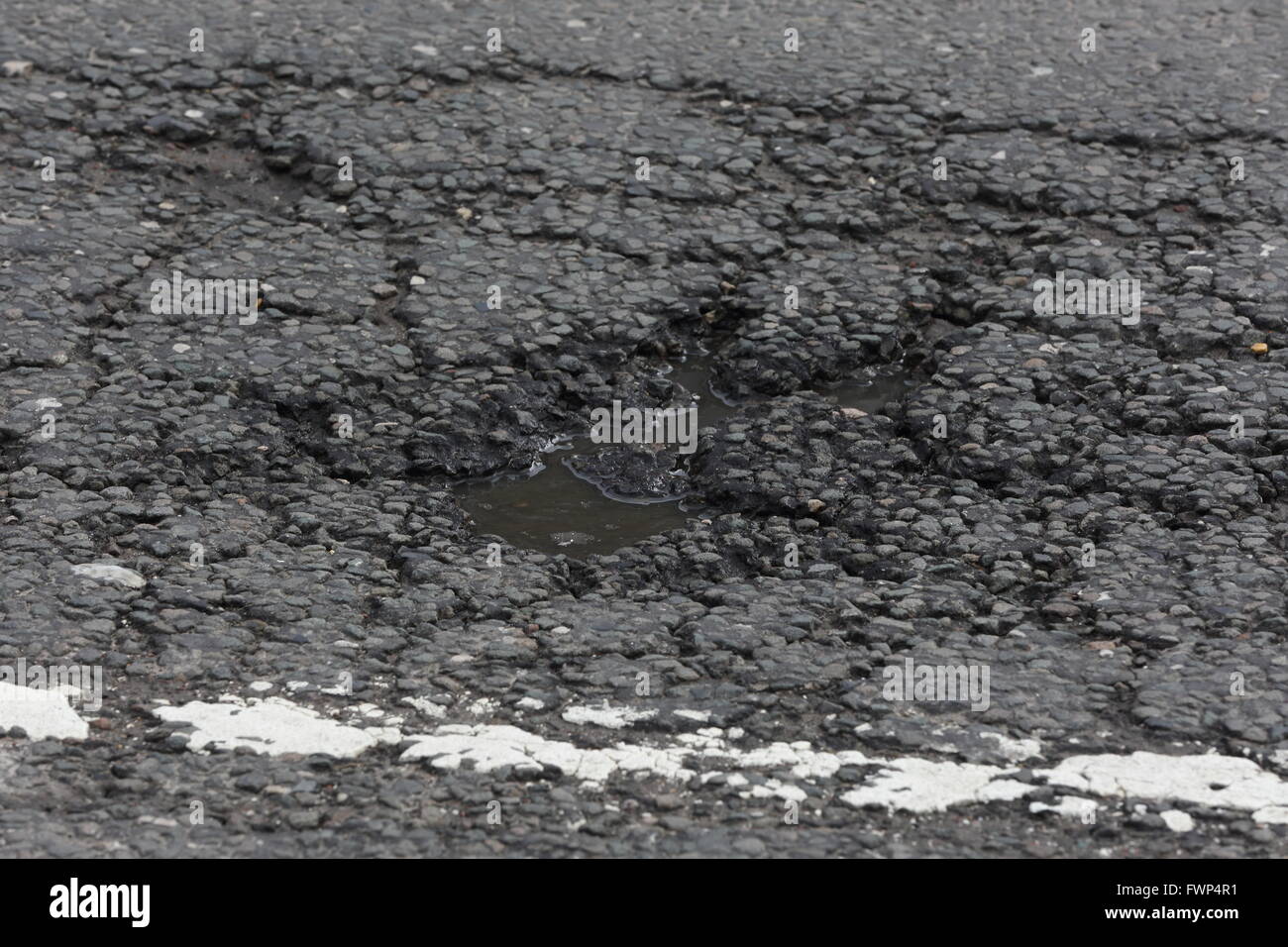 Crewe, Cheshire, Regno Unito. 7 Aprile, 2016. 118 Consigli inglese dovranno condividere un £50m di fondo per aiutare la riparazione di quasi 1 m di buche. Foto di buche sono in Crewe, parte di Cheshire est consiglio in Inghilterra del Nord Ovest. © Simone Newbury/Alamy Live News Foto Stock