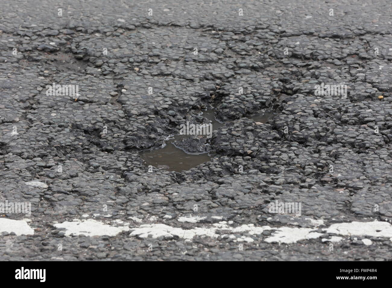 Crewe, Cheshire, Regno Unito. 7 Aprile, 2016. 118 Consigli inglese dovranno condividere un £50m di fondo per aiutare la riparazione di quasi 1 m di buche. Foto di buche sono in Crewe, parte di Cheshire est consiglio in Inghilterra del Nord Ovest. © Simone Newbury/Alamy Live News Foto Stock