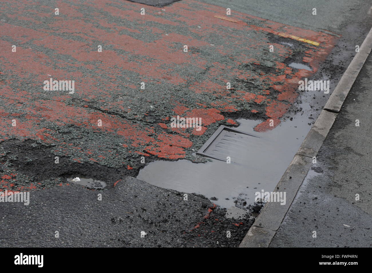 Crewe, Cheshire, Regno Unito. 7 Aprile, 2016. 118 Consigli inglese dovranno condividere un £50m di fondo per aiutare la riparazione di quasi 1 m di buche. Foto di buche sono in Crewe, parte di Cheshire est consiglio in Inghilterra del Nord Ovest. © Simone Newbury/Alamy Live News Foto Stock