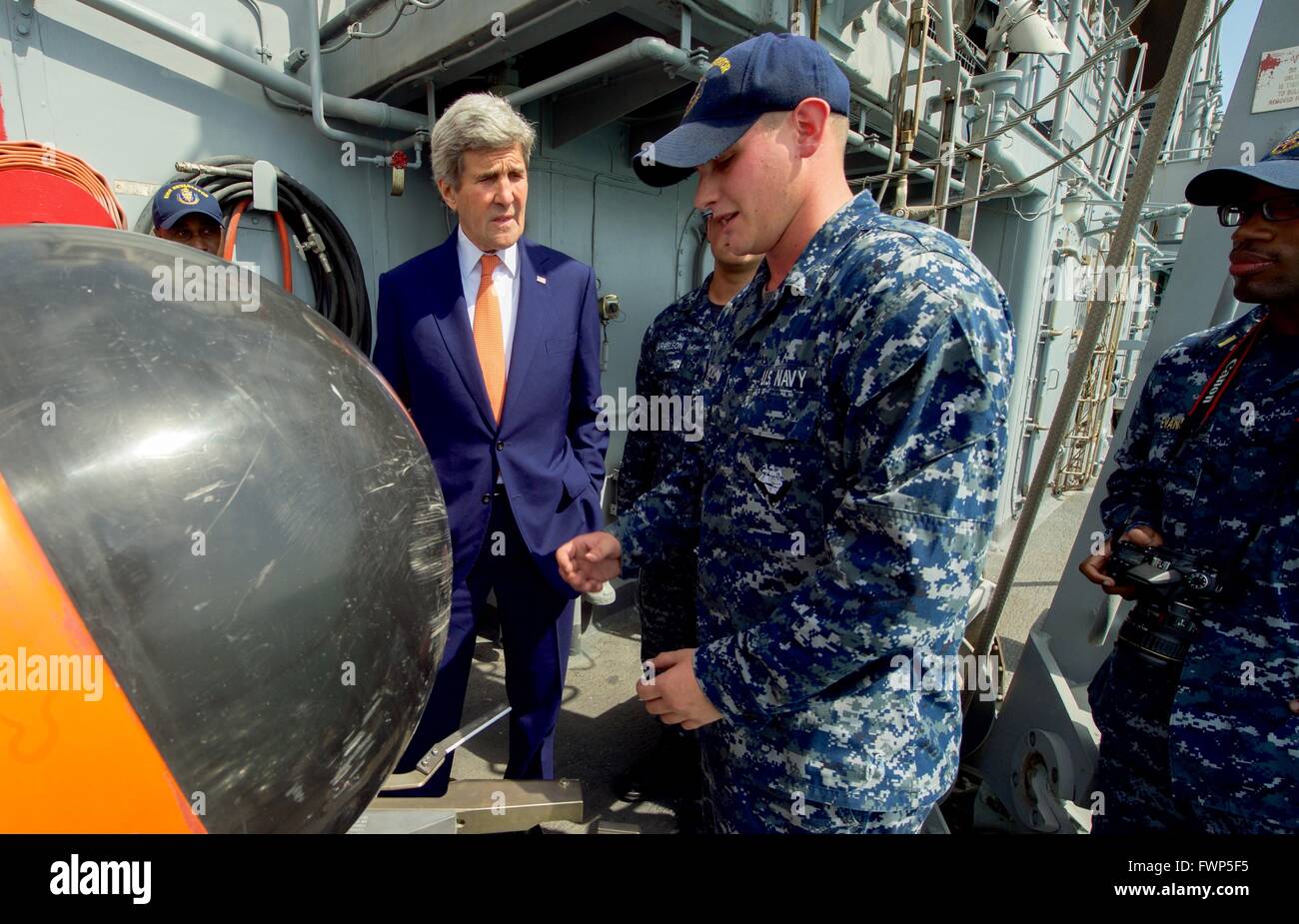 Manama, Bahrain. 7 Aprile, 2016. U.S il Segretario di Stato John Kerry guarda una miniera contromisure drone a bordo della USS Dévastateur durante una visita con i marinai e i Marines a navale attività di supporto Bahrain Aprile 7, 2016 in Manama, Bahrain. Il Bahrein è casa di U.S. Forze Navali del comando centrale e gli Stati Uniti Quinta Flotta. Credito: Planetpix/Alamy Live News Foto Stock