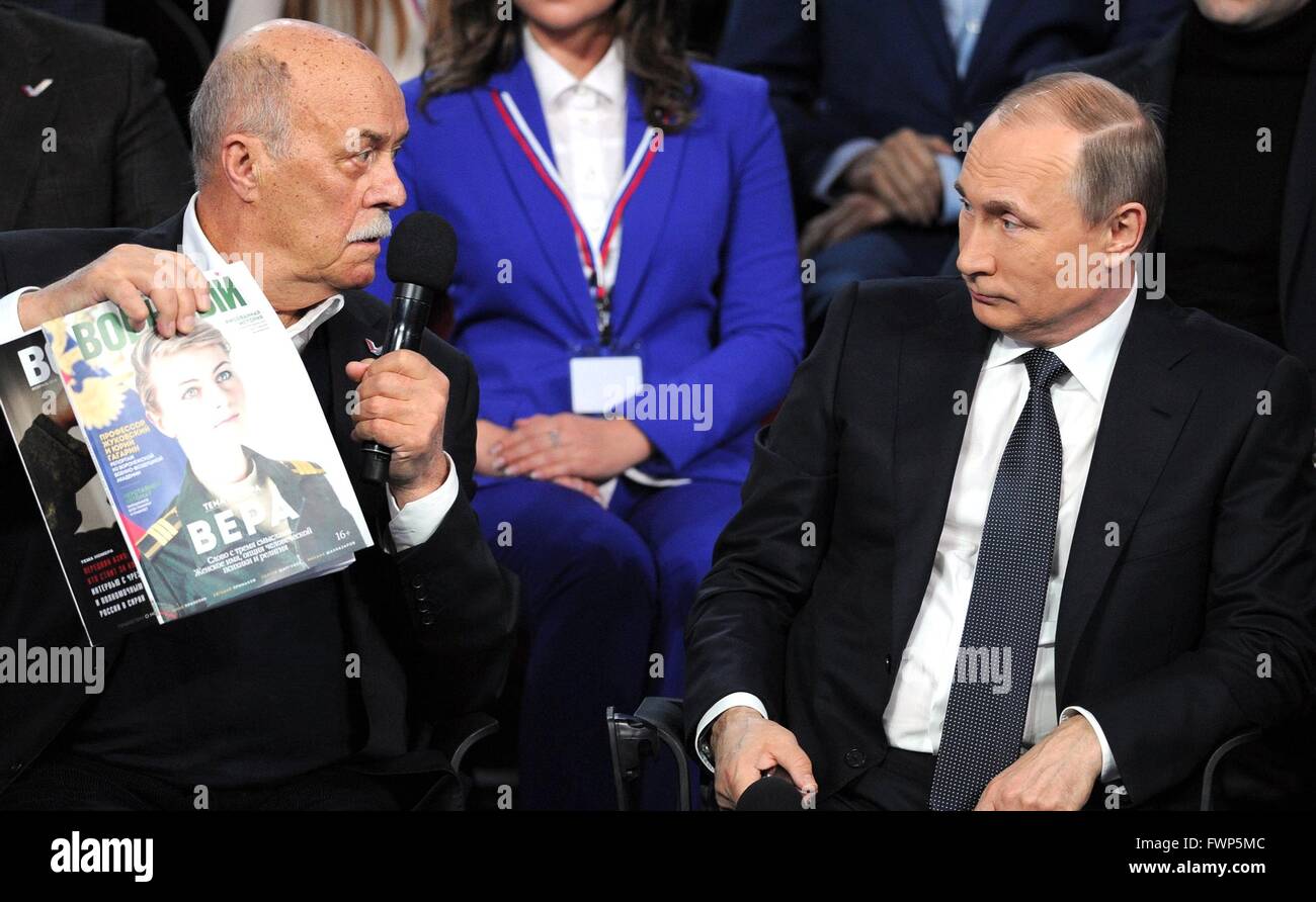 Il presidente russo Vladimir Putin ascolta il regista Stanislav Gorvorukhin durante un media forum tenuto dai popoli All-Russia Front Aprile 7, 2016 a San Pietroburgo, Russia. Putin si è vantato durante il forum che l Occidente non è riuscito a isolare la Russia e ha negato di aver eventuali collegamenti a conti offshore e descritto le carte di Panama. Foto Stock