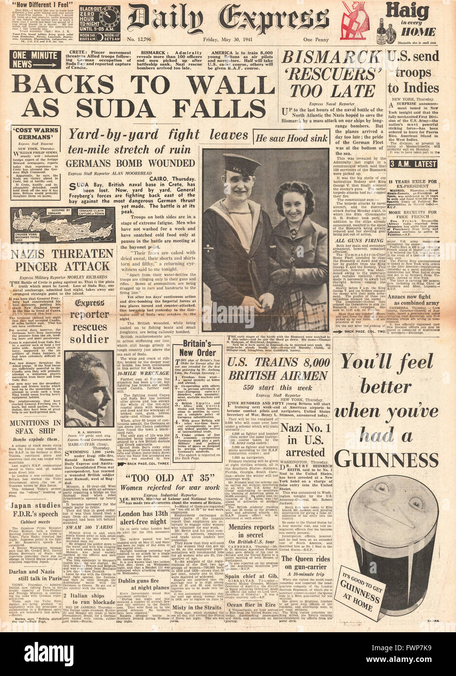 1941 front page Daily Express Suda cade nella battaglia per la Creta e la Royal Navy piani siluro e affondare la corazzata Bismark Foto Stock